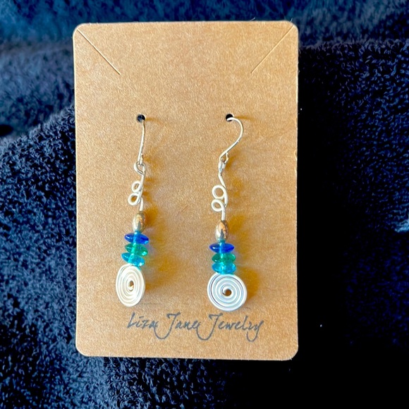NWOT a Pair of Liza Jane Jewelry Earrings. BEAUTIFUL - Picture 1 of 3